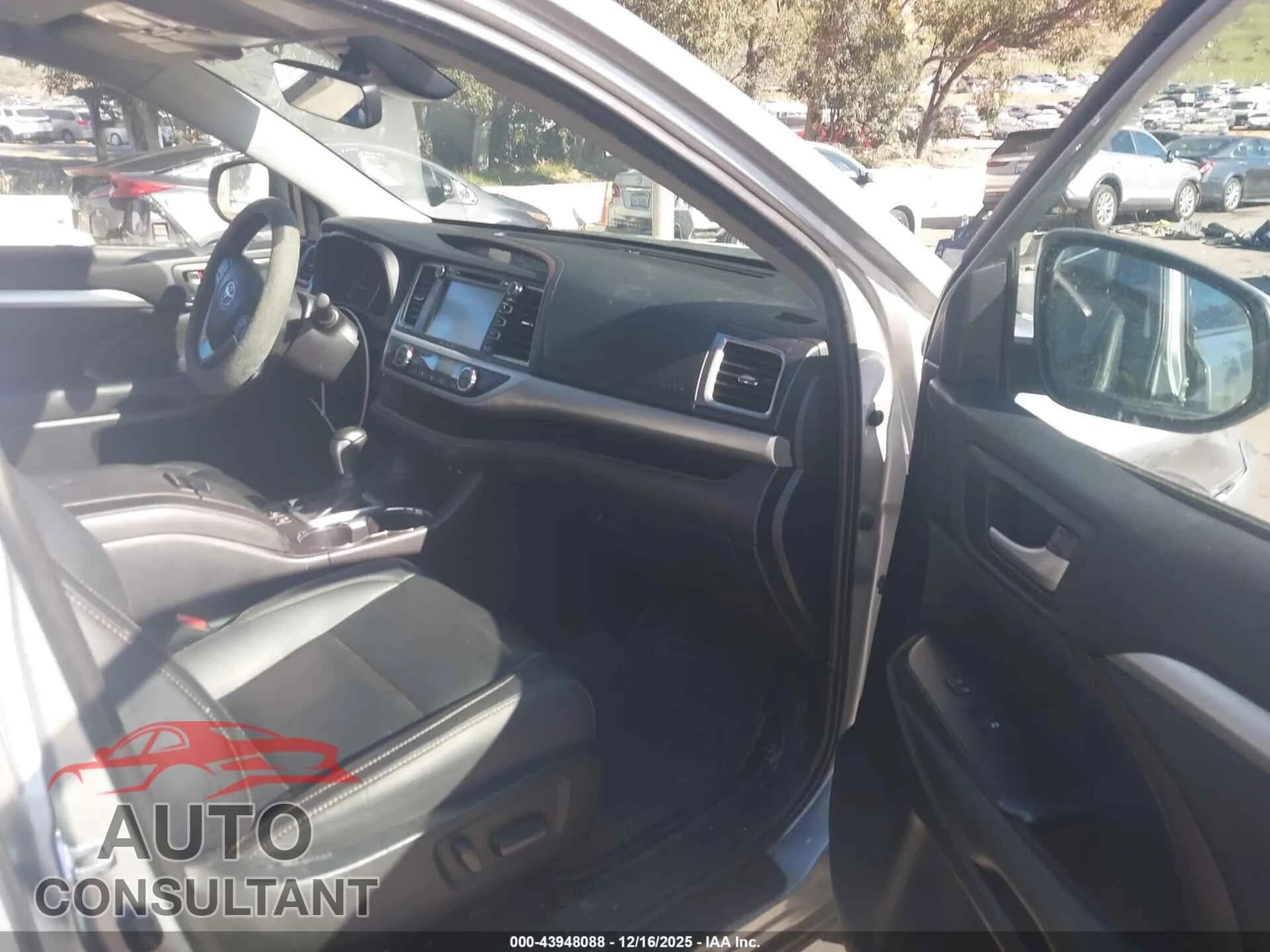 2019 TOYOTA HIGHLANDER Damaged VIN 5TDKZRFH8KS307948 – interior seats 2019 TOYOTA HIGHLANDER Damaged VIN 5TDKZRFH8KS307948 – interior seats