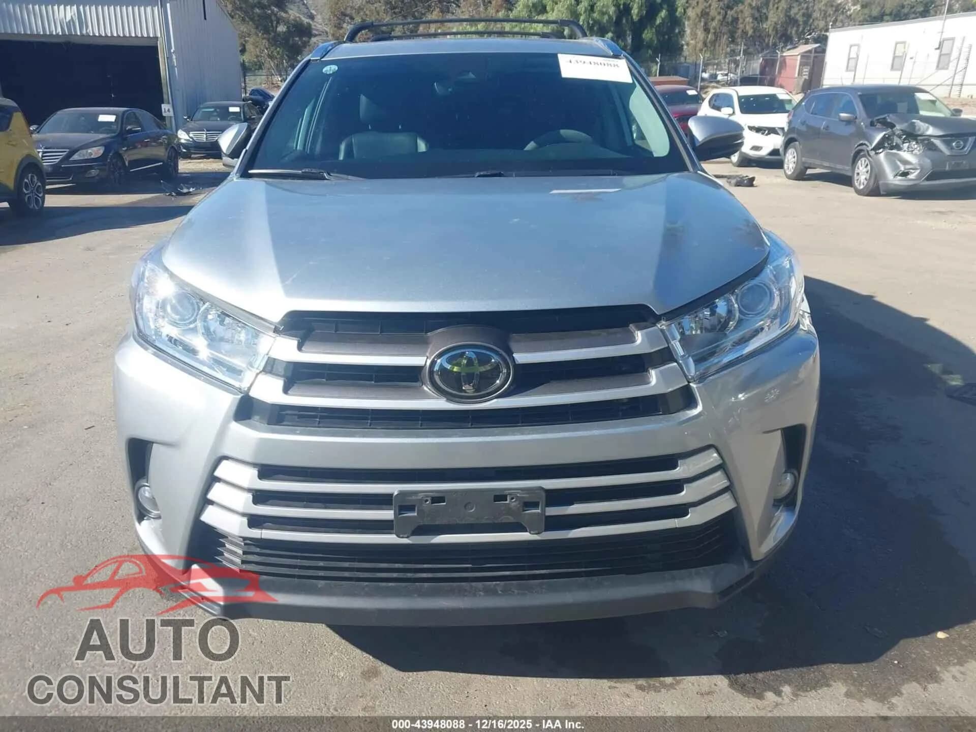 2019 TOYOTA HIGHLANDER Damaged VIN 5TDKZRFH8KS307948 – photo 13 2019 TOYOTA HIGHLANDER Damaged VIN 5TDKZRFH8KS307948 – photo 13