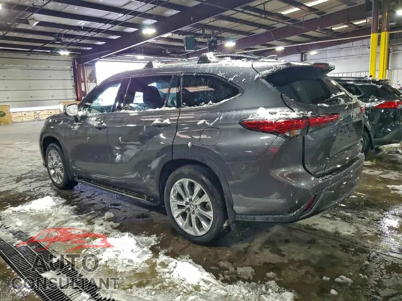 2020 TOYOTA HIGHLANDER Damaged VIN 5TDXBRCHXLS013726 – rear exterior 2020 TOYOTA HIGHLANDER Damaged VIN 5TDXBRCHXLS013726 – rear exterior