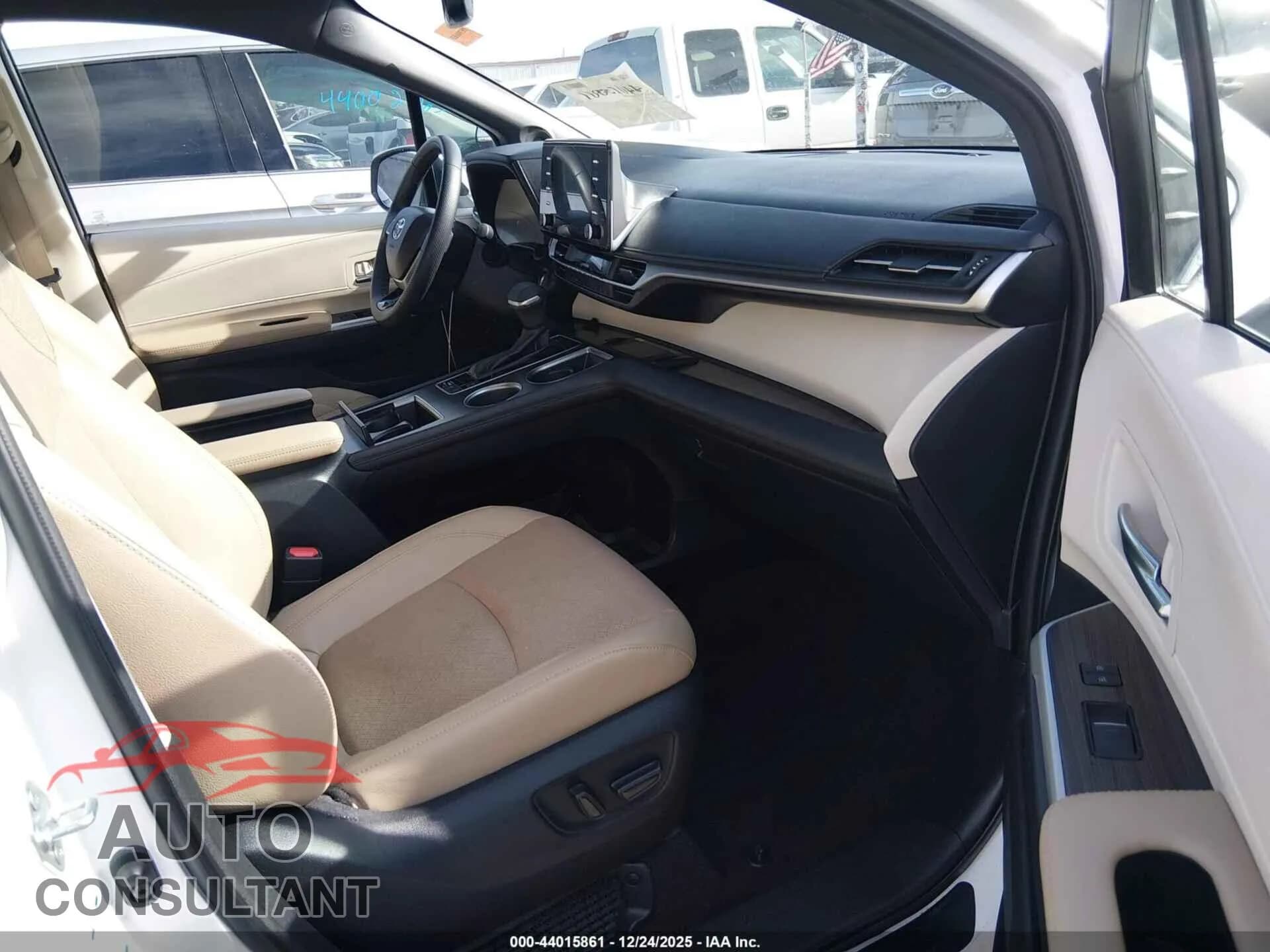 2022 TOYOTA SIENNA Damaged VIN 5TDZSKFC4NS063928 – interior seats 2022 TOYOTA SIENNA Damaged VIN 5TDZSKFC4NS063928 – interior seats