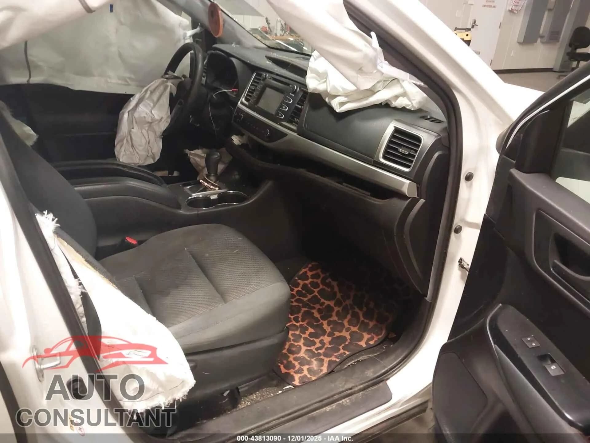 2019 TOYOTA HIGHLANDER Damaged VIN 5TDZZRFH0KS339470 – interior seats 2019 TOYOTA HIGHLANDER Damaged VIN 5TDZZRFH0KS339470 – interior seats