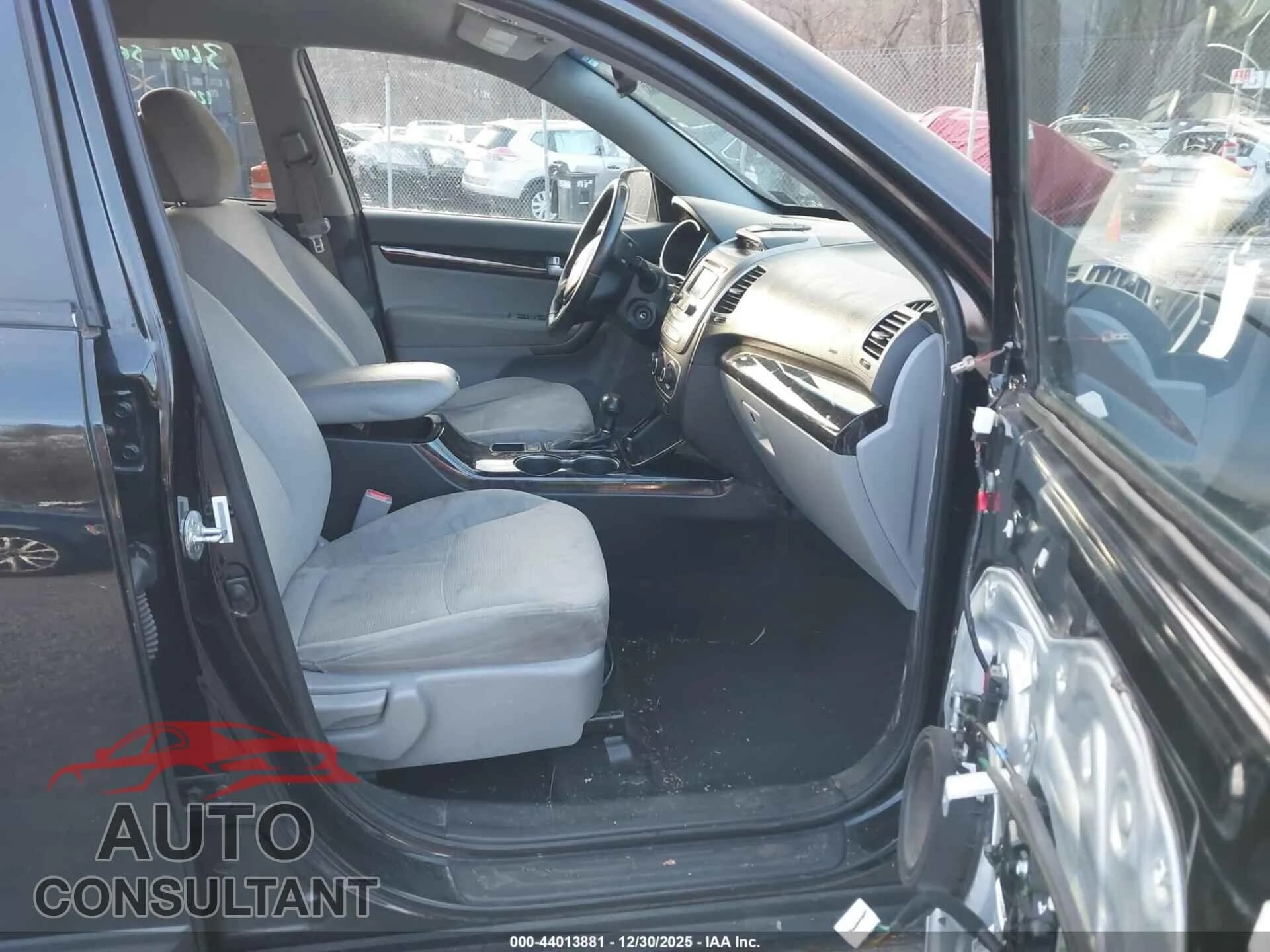 2015 KIA SORENTO Damaged VIN 5XYKTCA60FG571415 – interior seats 2015 KIA SORENTO Damaged VIN 5XYKTCA60FG571415 – interior seats