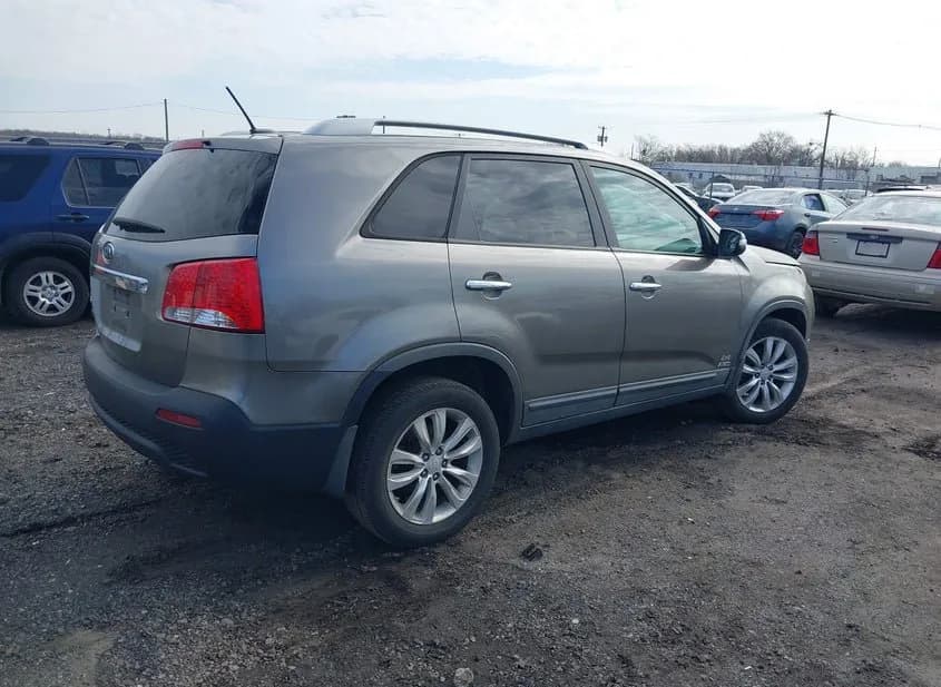 2011 KIA Sorento Used VIN 5XYKTDA2XBG047900 – engine bay 2011 KIA Sorento Used VIN 5XYKTDA2XBG047900 – engine bay