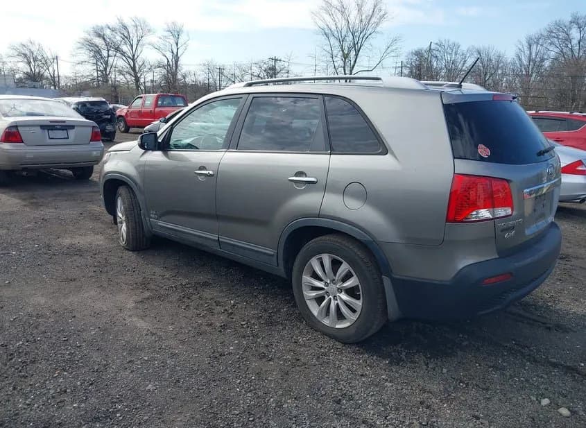 2011 KIA Sorento Used VIN 5XYKTDA2XBG047900 – exterior detail 2011 KIA Sorento Used VIN 5XYKTDA2XBG047900 – exterior detail