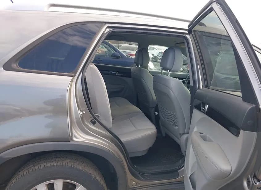 2011 KIA Sorento Used VIN 5XYKTDA2XBG047900 – undercarriage 2011 KIA Sorento Used VIN 5XYKTDA2XBG047900 – undercarriage