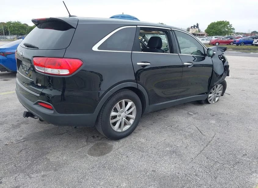 2016 KIA Sorento Used VIN 5XYPG4A34GG103744 – exterior detail 2016 KIA Sorento Used VIN 5XYPG4A34GG103744 – exterior detail