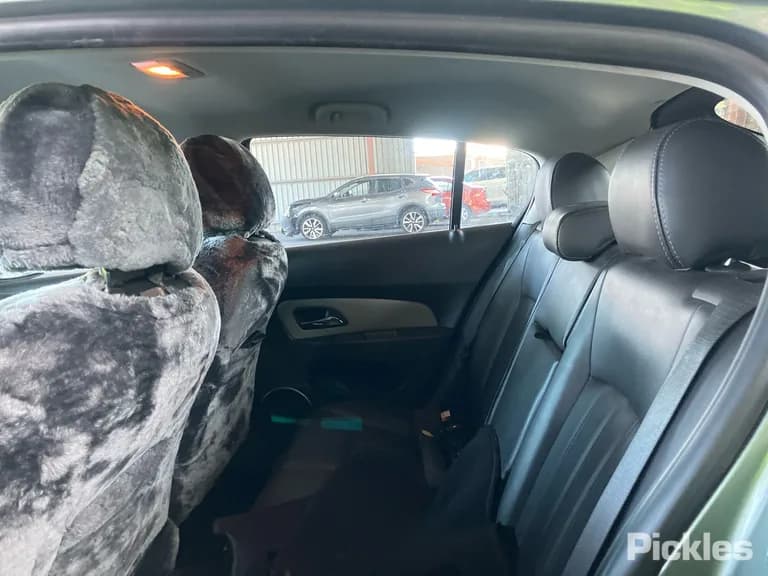 2016 Holden Cruze Used VIN 6G1PE6EM1GL219648 – trunk area 2016 Holden Cruze Used VIN 6G1PE6EM1GL219648 – trunk area