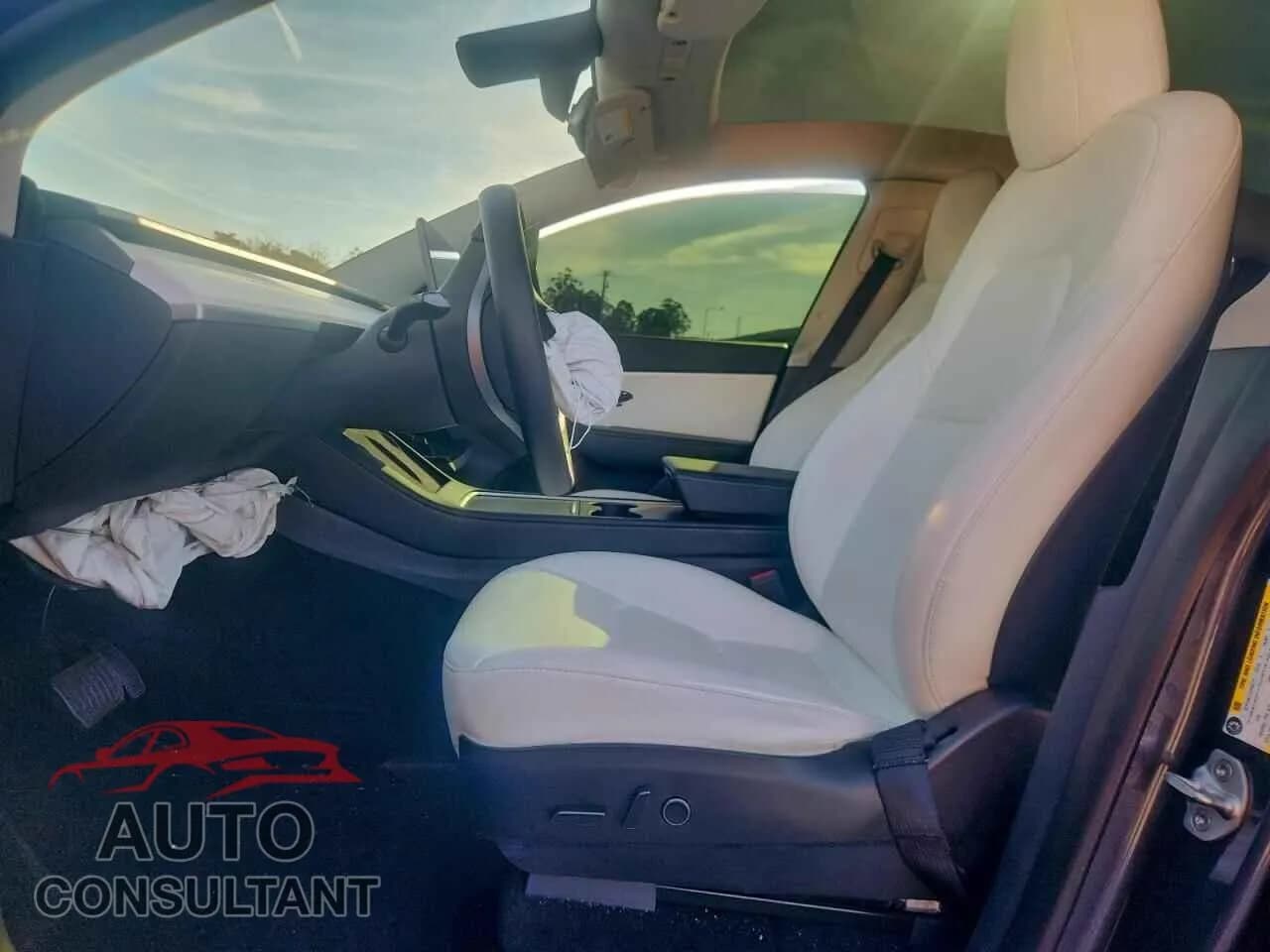 2022 TESLA MODEL Y Damaged VIN 7SAYGDEE3NF314487 – exterior detail 2022 TESLA MODEL Y Damaged VIN 7SAYGDEE3NF314487 – exterior detail