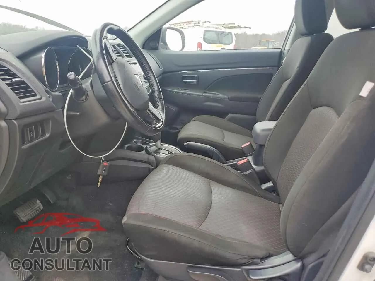 2017 MITSUBISHI OUTLANDER Damaged VIN JA4AR3AU5HZ010943 – exterior detail 2017 MITSUBISHI OUTLANDER Damaged VIN JA4AR3AU5HZ010943 – exterior detail