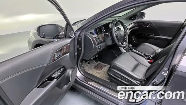 2017 Honda All-New Accord 2.0 Hybrid Sold VIN JHMCR6650HC200736 – interior seats 2017 Honda All-New Accord 2.0 Hybrid Sold VIN JHMCR6650HC200736 – interior seats