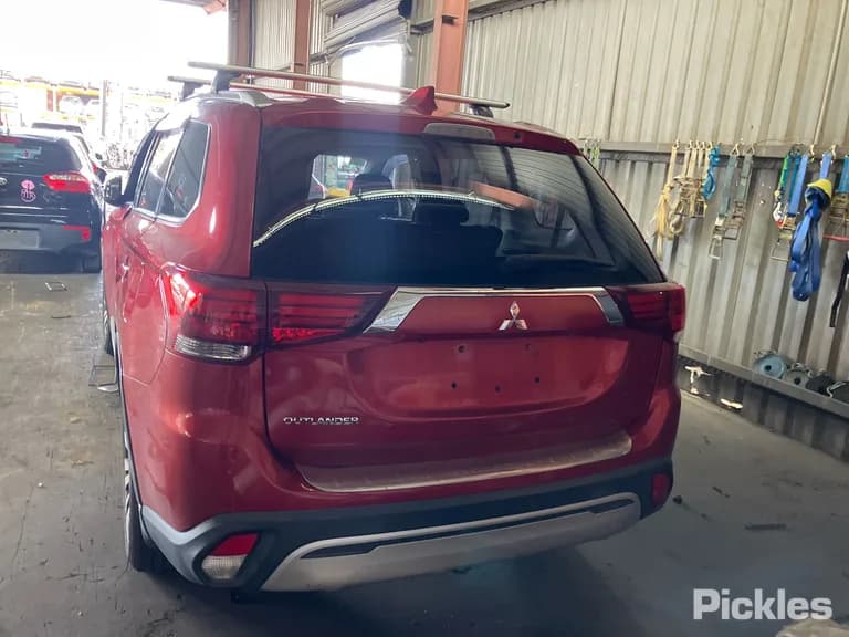 2018 Mitsubishi Outlander Used VIN JMFXTGF8WKZ001591 – exterior detail 2018 Mitsubishi Outlander Used VIN JMFXTGF8WKZ001591 – exterior detail