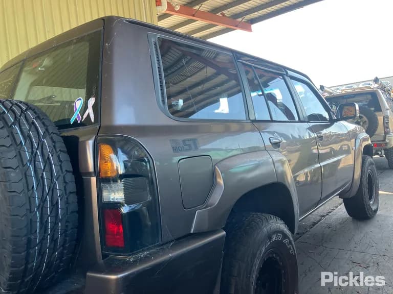 2005 Nissan Patrol Used VIN JN1TESY61A0373057 – engine bay 2005 Nissan Patrol Used VIN JN1TESY61A0373057 – engine bay