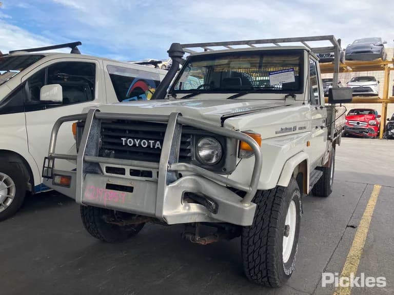 1993 Toyota Landcruiser Used VIN JT731UJ7508500225 – trunk area 1993 Toyota Landcruiser Used VIN JT731UJ7508500225 – trunk area