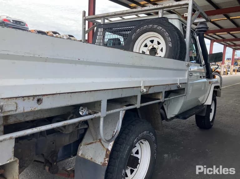 1993 Toyota Landcruiser Used VIN JT731UJ7508500225 – photo 13 1993 Toyota Landcruiser Used VIN JT731UJ7508500225 – photo 13