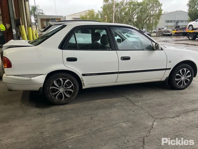 2001 Toyota Corolla Used VIN JT753AEB200069755 – trunk area 2001 Toyota Corolla Used VIN JT753AEB200069755 – trunk area