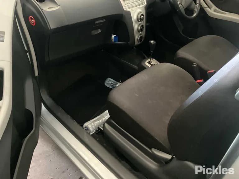 2006 Toyota Yaris Used VIN JTDJW923705033708 – engine bay 2006 Toyota Yaris Used VIN JTDJW923705033708 – engine bay