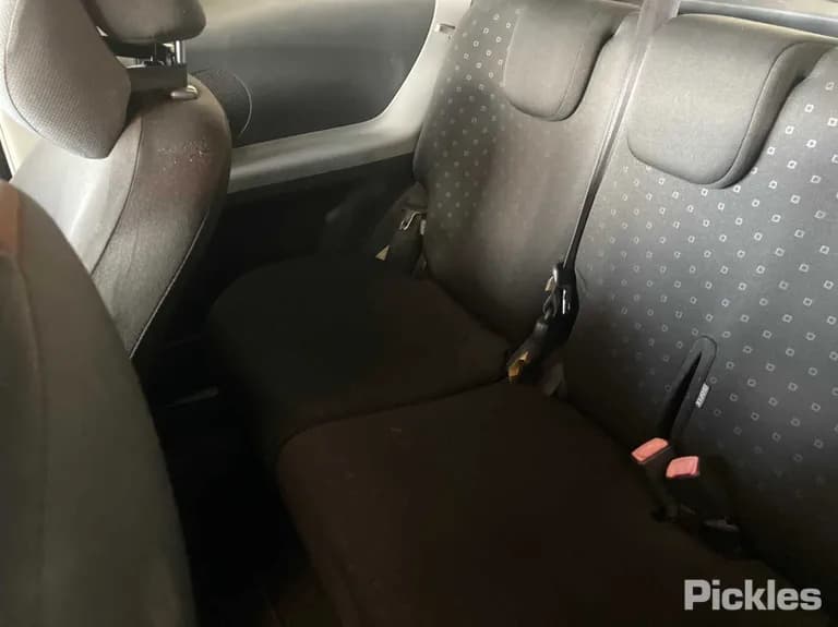 2006 Toyota Yaris Used VIN JTDJW923705033708 – photo 14 2006 Toyota Yaris Used VIN JTDJW923705033708 – photo 14