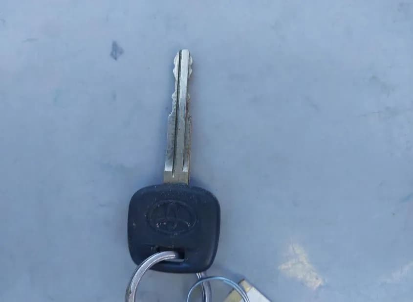 2007 TOYOTA FJ Cruiser Used VIN JTEBU11F370084598 – trunk area 2007 TOYOTA FJ Cruiser Used VIN JTEBU11F370084598 – trunk area