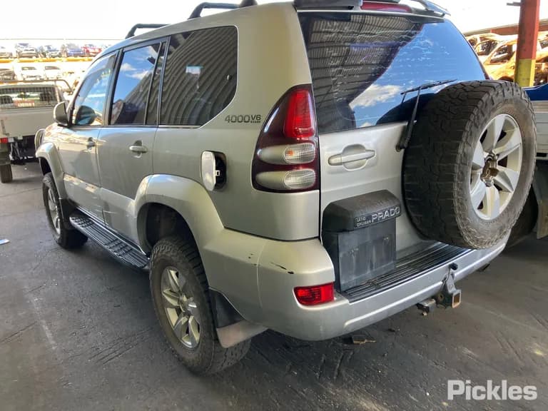 2003 Toyota Landcruiser Prado Used VIN JTEBU29J400003385 – trunk area 2003 Toyota Landcruiser Prado Used VIN JTEBU29J400003385 – trunk area