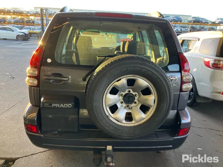 2006 Toyota Landcruiser Prado Used VIN JTEBY29J300049570 – engine bay 2006 Toyota Landcruiser Prado Used VIN JTEBY29J300049570 – engine bay