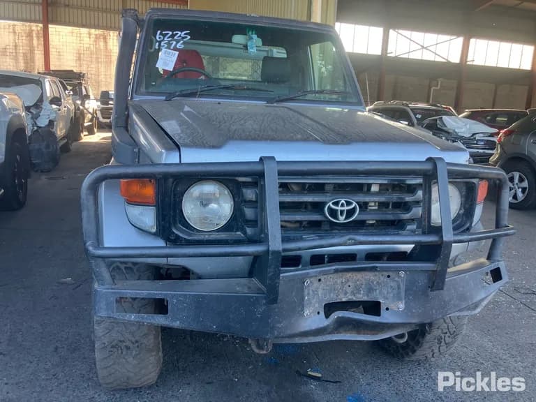2002 Toyota Landcruiser Used VIN JTELC71J300003040 – exterior detail 2002 Toyota Landcruiser Used VIN JTELC71J300003040 – exterior detail