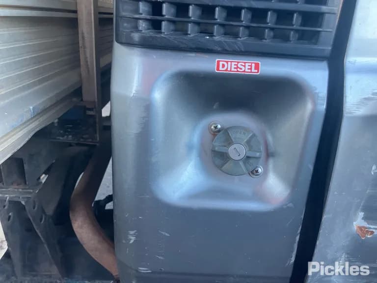 2002 Toyota Landcruiser Used VIN JTELC71J300003040 – trunk area 2002 Toyota Landcruiser Used VIN JTELC71J300003040 – trunk area