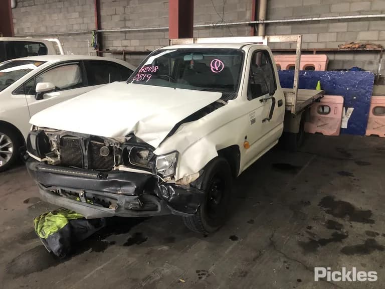2004 Toyota Hilux Used VIN JTFAM426X00157236 – engine bay 2004 Toyota Hilux Used VIN JTFAM426X00157236 – engine bay