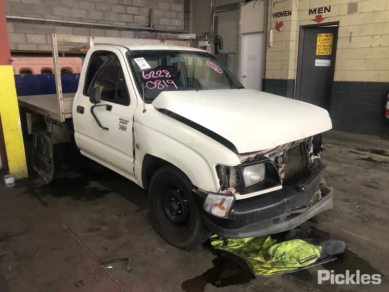 2004 Toyota Hilux Used VIN JTFAM426X00157236 – exterior detail 2004 Toyota Hilux Used VIN JTFAM426X00157236 – exterior detail