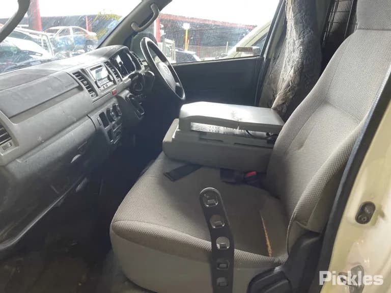 2013 Toyota Hiace Used VIN JTFHT02P600108084 – undercarriage 2013 Toyota Hiace Used VIN JTFHT02P600108084 – undercarriage