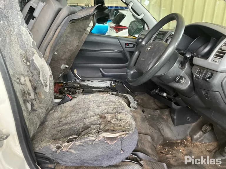 2013 Toyota Hiace Used VIN JTFHT02P600108084 – trunk area 2013 Toyota Hiace Used VIN JTFHT02P600108084 – trunk area