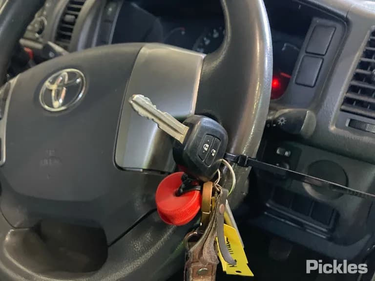 2016 Toyota Hiace Used VIN JTFHT02P800212799 – trunk area 2016 Toyota Hiace Used VIN JTFHT02P800212799 – trunk area