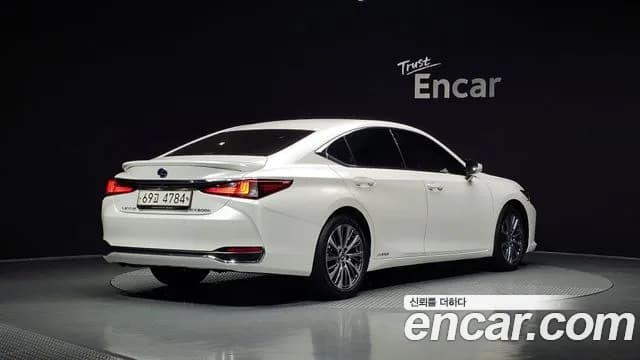 2019 Lexus ES300h 7th Gen Luxury Sold VIN JTHB21B10K2009110 – rear exterior 2019 Lexus ES300h 7th Gen Luxury Sold VIN JTHB21B10K2009110 – rear exterior