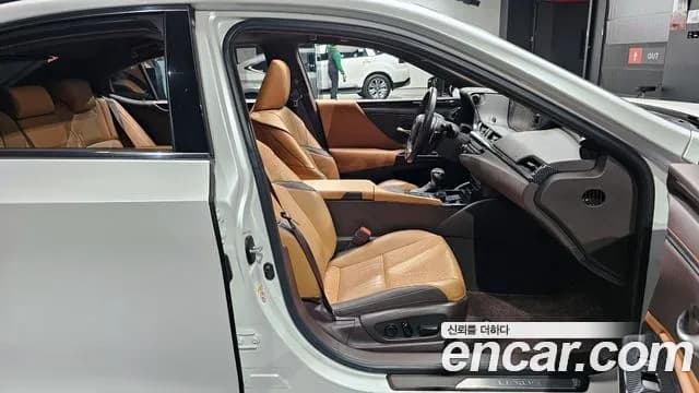 2019 Lexus ES300h 7th Gen Luxury Sold VIN JTHB21B10K2009110 – interior seats 2019 Lexus ES300h 7th Gen Luxury Sold VIN JTHB21B10K2009110 – interior seats