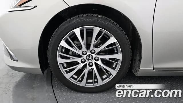 2019 Lexus ES300h 7th Gen Luxury Sold VIN JTHB21B10K2019653 – interior seats 2019 Lexus ES300h 7th Gen Luxury Sold VIN JTHB21B10K2019653 – interior seats