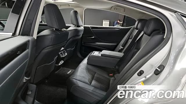 2019 Lexus ES300h 7th Gen Luxury Sold VIN JTHB21B10K2019653 – trunk area 2019 Lexus ES300h 7th Gen Luxury Sold VIN JTHB21B10K2019653 – trunk area