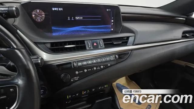 2019 Lexus ES300h 7th Gen Luxury Sold VIN JTHB21B11K2008970 – trunk area 2019 Lexus ES300h 7th Gen Luxury Sold VIN JTHB21B11K2008970 – trunk area