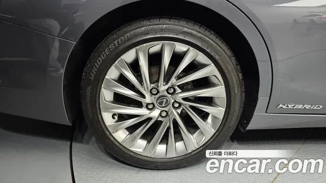 2019 Lexus ES300h 7th Gen Executive Sold VIN JTHB21B11K2050913 – rear exterior 2019 Lexus ES300h 7th Gen Executive Sold VIN JTHB21B11K2050913 – rear exterior