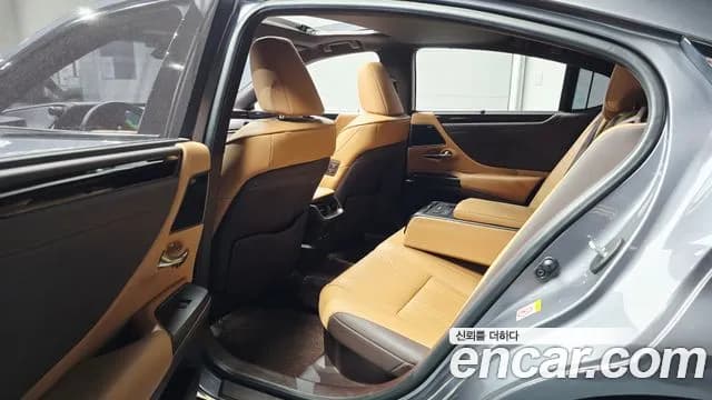 2019 Lexus ES300h 7th Gen Executive Sold VIN JTHB21B11K2050913 – interior seats 2019 Lexus ES300h 7th Gen Executive Sold VIN JTHB21B11K2050913 – interior seats