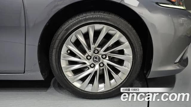 2019 Lexus ES300h 7th Gen Executive Sold VIN JTHB21B11K2050913 – photo 16 2019 Lexus ES300h 7th Gen Executive Sold VIN JTHB21B11K2050913 – photo 16