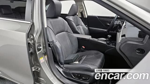 2019 Lexus ES300h 7th Gen Luxury Sold VIN JTHB21B13K2066871 – interior seats 2019 Lexus ES300h 7th Gen Luxury Sold VIN JTHB21B13K2066871 – interior seats