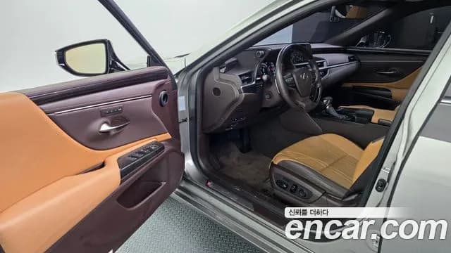 2019 Lexus ES300h 7th Gen Luxury Sold VIN JTHB21B16K2016370 – exterior detail 2019 Lexus ES300h 7th Gen Luxury Sold VIN JTHB21B16K2016370 – exterior detail