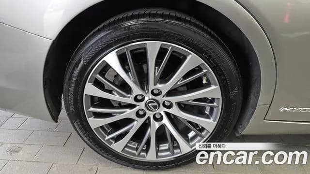 2019 Lexus ES300h 7th Gen Luxury Sold VIN JTHB21B17K2030939 – interior seats 2019 Lexus ES300h 7th Gen Luxury Sold VIN JTHB21B17K2030939 – interior seats