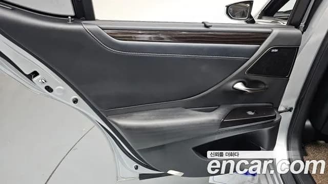 2019 Lexus ES300h 7th Gen Executive Sold VIN JTHB21B17K2055615 – front exterior 2019 Lexus ES300h 7th Gen Executive Sold VIN JTHB21B17K2055615 – front exterior