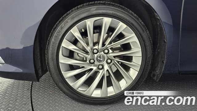 2020 Lexus ES300h 7th Gen Executive Sold VIN JTHB21B18L2108517 – undercarriage 2020 Lexus ES300h 7th Gen Executive Sold VIN JTHB21B18L2108517 – undercarriage