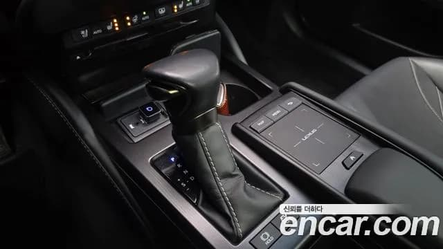 2020 Lexus ES300h 7th Gen Luxury Plus Sold VIN JTHB21B1XL2108793 – photo 11 2020 Lexus ES300h 7th Gen Luxury Plus Sold VIN JTHB21B1XL2108793 – photo 11