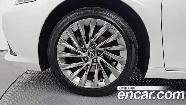 2025 Lexus ES300h 7th Gen Executive Sold VIN JTHBA1C10S2024921 – trunk area 2025 Lexus ES300h 7th Gen Executive Sold VIN JTHBA1C10S2024921 – trunk area
