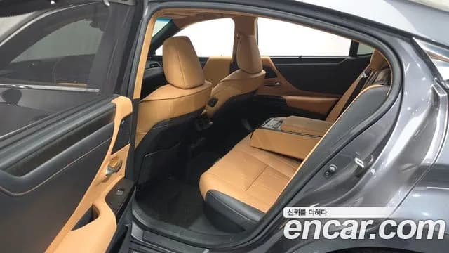 2022 Lexus ES300h 7th Gen Executive Sold VIN JTHBA1C11N2012135 – exterior detail 2022 Lexus ES300h 7th Gen Executive Sold VIN JTHBA1C11N2012135 – exterior detail
