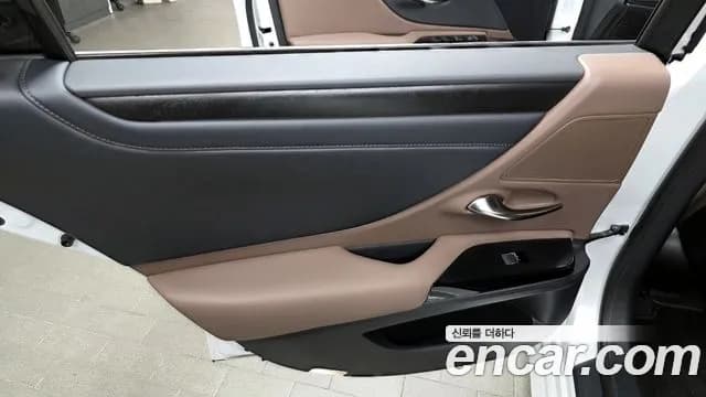 2025 Lexus ES300h 7th Gen Luxury Plus Sold VIN JTHBA1C13S2024489 – exterior detail 2025 Lexus ES300h 7th Gen Luxury Plus Sold VIN JTHBA1C13S2024489 – exterior detail