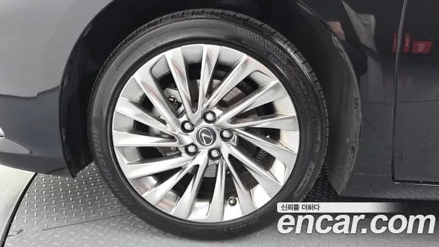 2023 Lexus ES300h 7th Gen Luxury Plus Sold VIN JTHBA1C19P2015075 – photo 17 2023 Lexus ES300h 7th Gen Luxury Plus Sold VIN JTHBA1C19P2015075 – photo 17