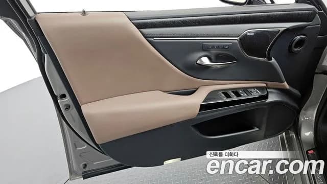 2025 Lexus ES300h 7th Gen Executive Sold VIN JTHBA1C19S2023721 – trunk area 2025 Lexus ES300h 7th Gen Executive Sold VIN JTHBA1C19S2023721 – trunk area